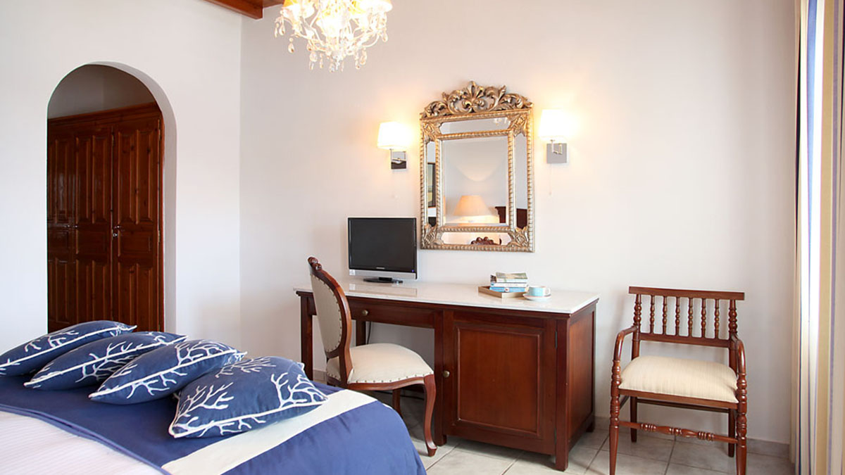 Elegant Suite with Modern Designed Bathtub inside the room